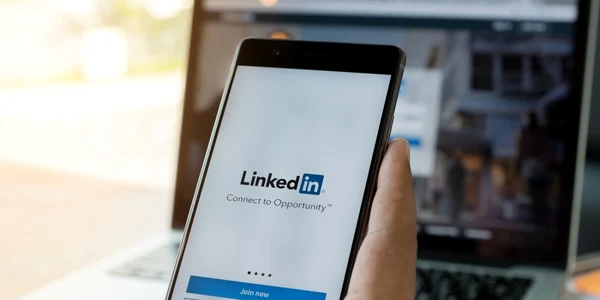 linkedin mobil foto shutterstock
