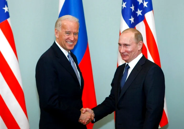 Joe Biden (stânga) şi Vladimir Putin dând mâna într-o vreme când SUA încă sperau la o resetare a relaţiilor Rusia FOTO Arhivă