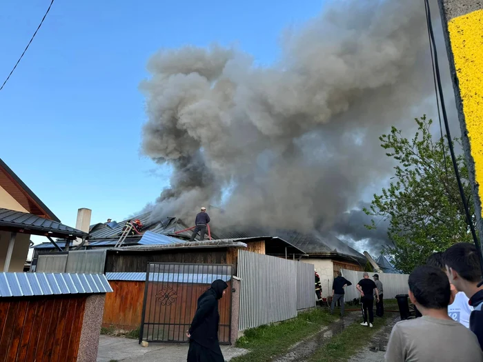 Flăcările s-au extins din cauza vântului FOTO Mănăstirea Văratec