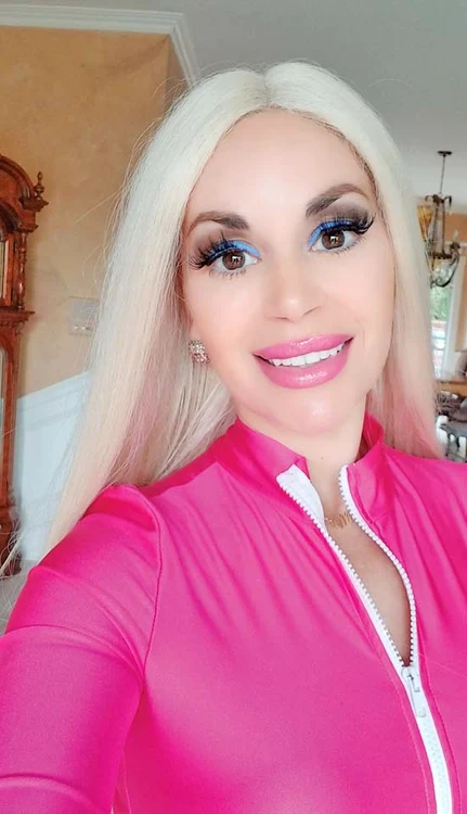 Marcela Iglesias şi-a pus dinţi şi şi-a tunat faţa pentru zâmbetul Juliei Roberts