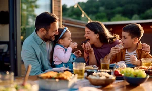 Familie cu doi copii FOTO Shutterstock