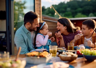 Familie cu doi copii FOTO Shutterstock