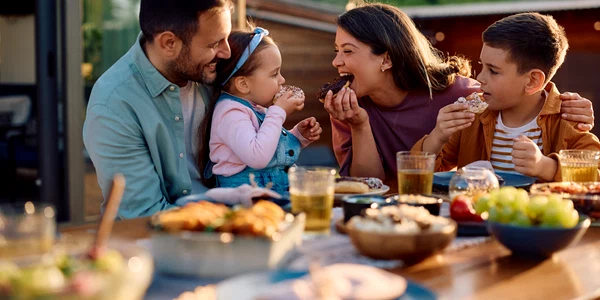 Familie cu doi copii FOTO Shutterstock