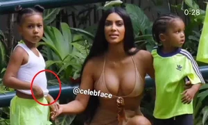 Cei din spatele contului Celebface au găsit poza originală, în care micuței North i se vedea burtica ieșită în relief jpeg