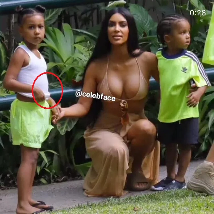 Cei din spatele contului Celebface au găsit poza originală, în care micuței North i se vedea burtica ieșită în relief