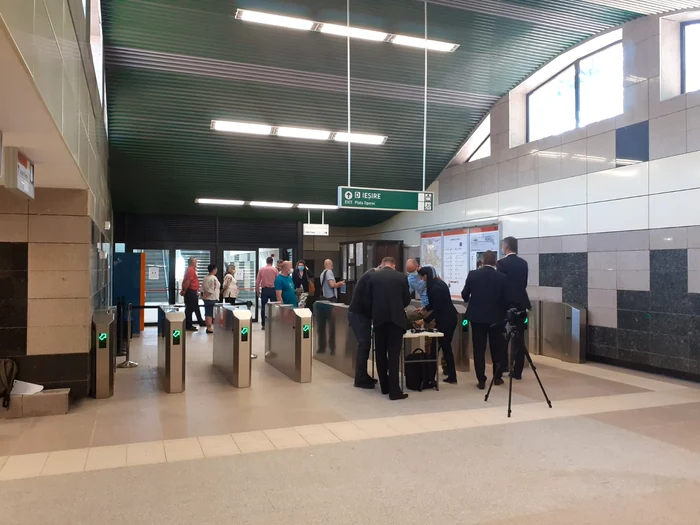 Agenții SPP verifică intrarea de la stația de metrou Eroilor, înainte de sosirea președintelui Iohannis