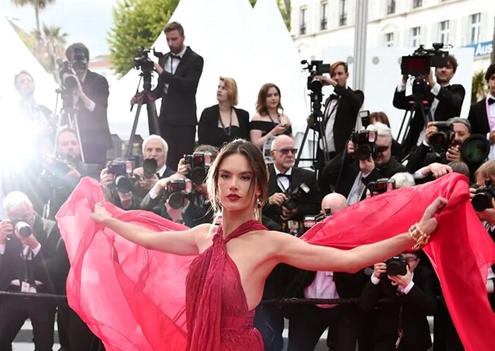 
    Alessandra Ambrosio la Cannes şi armata de fotografi din spatele eifoto: Getty Images  