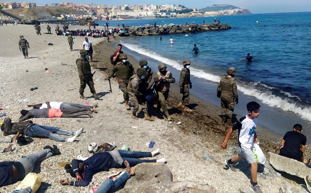 Migranţi Maroc enclava spaniolă Ceuta - 18 mai 2021 / FOTO EPA - EFE