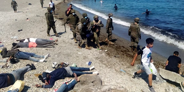 Migranţi Maroc enclava spaniolă Ceuta - 18 mai 2021 / FOTO EPA - EFE