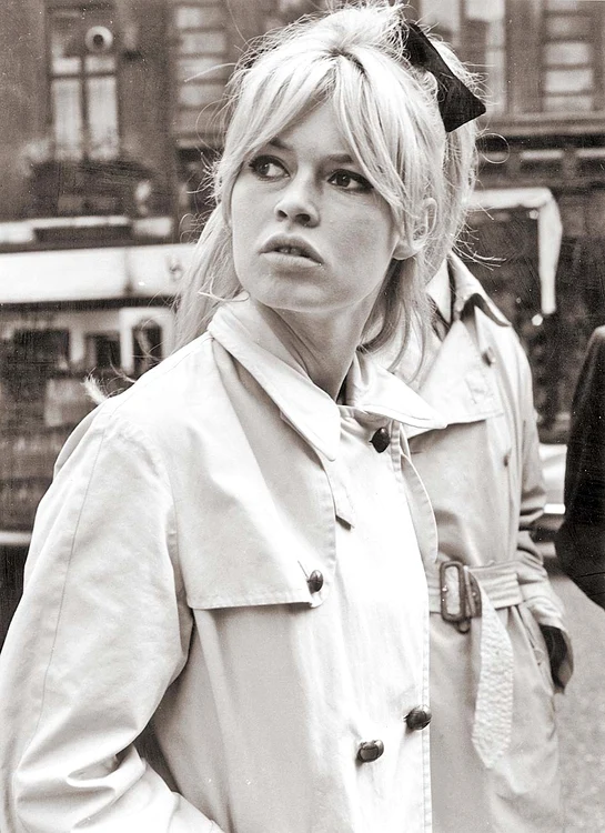 În atenţia stiliştilor este cel purtat de Brigitte Bardot în anii ‘60 