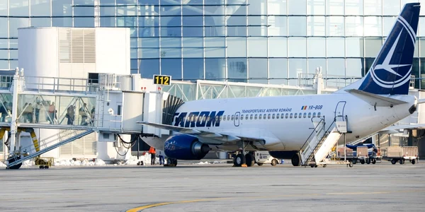 Avion Tarom pe eroportul Otopeni FOTO Mediafax / Marius  Dumbraveanu