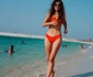 În Dubai, vedeta a purtat la plajă un costum de baie roșu din două piese și a arătat precum actrițele din Baywatch
