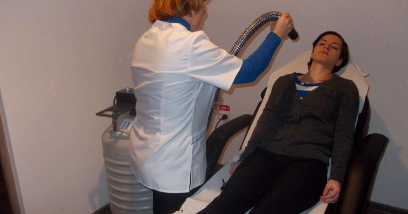 Crioterapia
facială este cea mai revoluţionară metodă de menţinere
naturală a tinereţii pielii şi singurul care reduce vârsta biologică a tenului. FOTO Alina Tatu