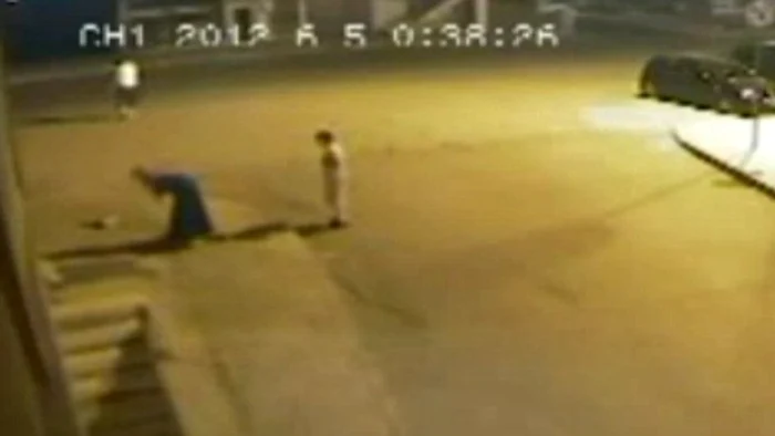 
    O femeie NAŞTE spontan pe stradă şi îşi abandonează copilul pe trotuar  