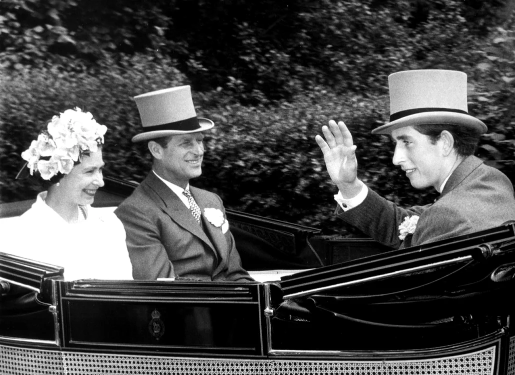 Prinţul Charles alături de prinţul Philip şi regina Elisabeta a II-a. Foto: Arhivă
