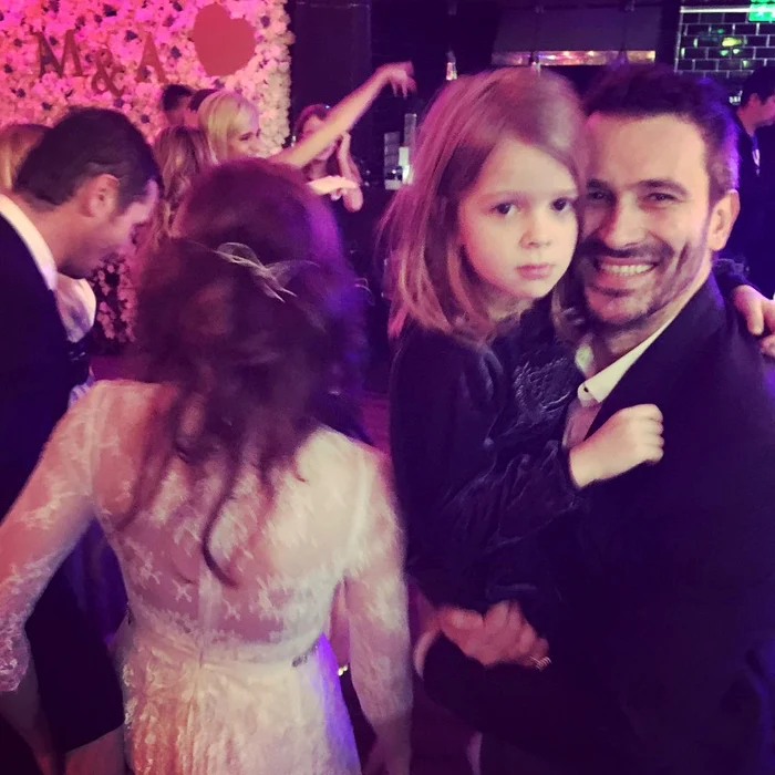 Chef Nicolai Tand, iar în fundal cei doi miri