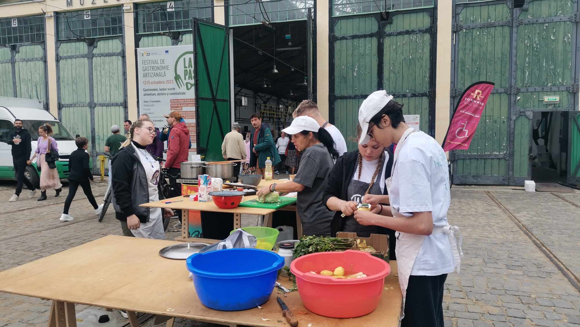 Supă antirisipă din legume, de aruncat la gunoi sau preparat homemade, la festivalul de gastronomie La Pas - FOTO VIDEO Supă antirisipă din legume, de aruncat la gunoi sau preparat homemade, la festivalul de gastronomie La Pas - FOTO VIDEO