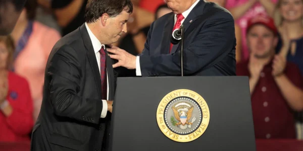 Donald Trump afisandu-si sustinerea pentru Troy Balderson (stânga) FOTO Getty Images