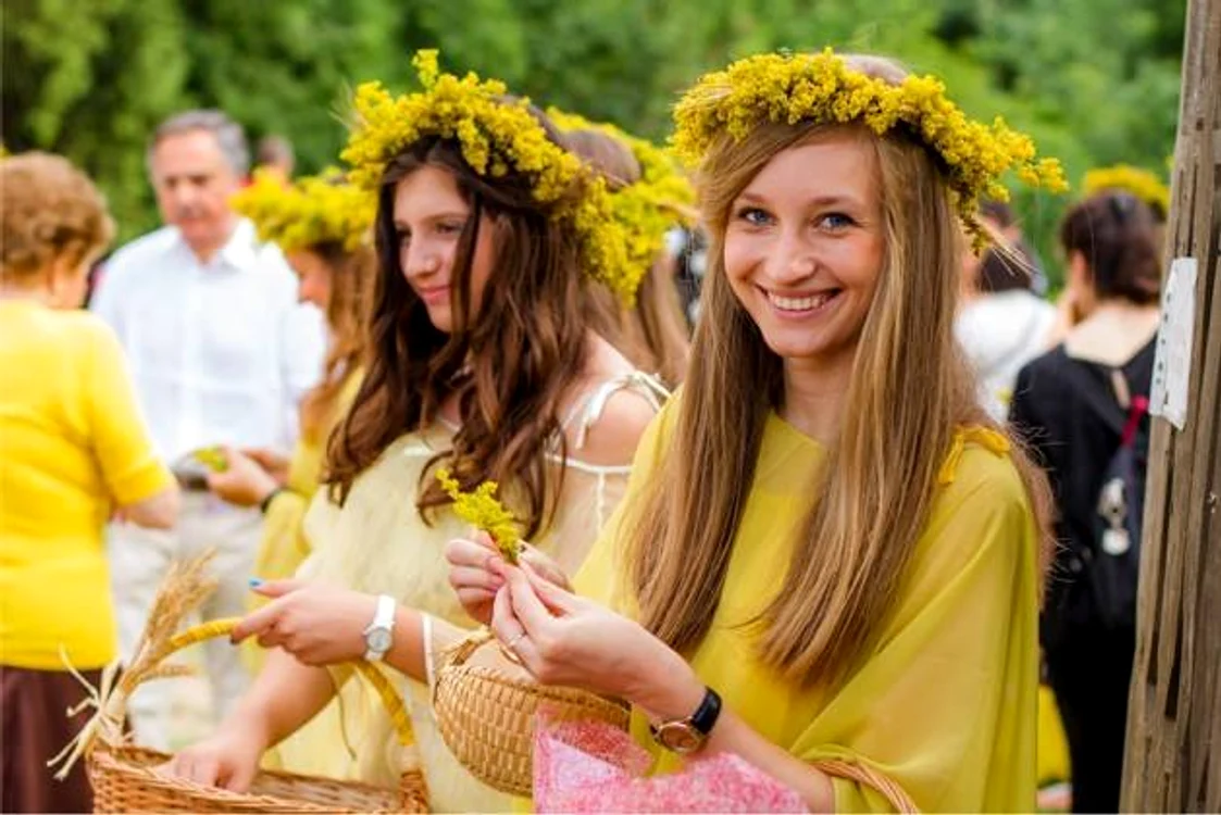
    În credinţa populară, Sânzienele sunt femei frumoase, adevărate preotese ale soareluiFOTO: news.ro  