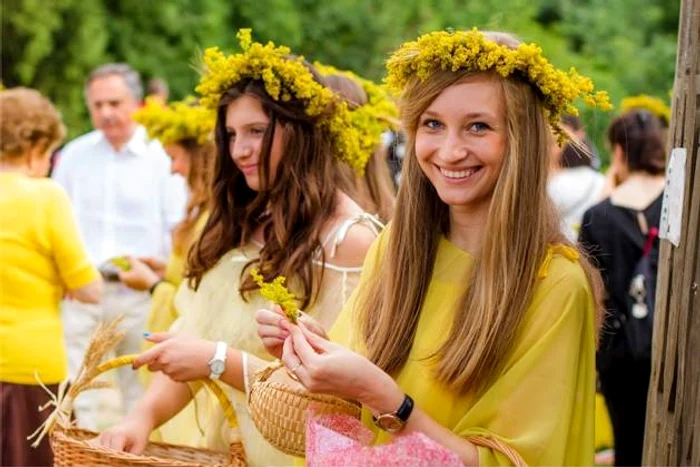 
    În credinţa populară, Sânzienele sunt femei frumoase, adevărate preotese ale soareluiFOTO: news.ro  