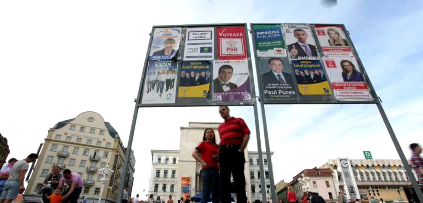 Afişe electorale în Piaţa Operei din Timişoara FOTOMediafax