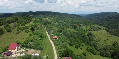 Satul Vadu Dobrii din Ţinutul Pădurenilor. Imagini aeriene