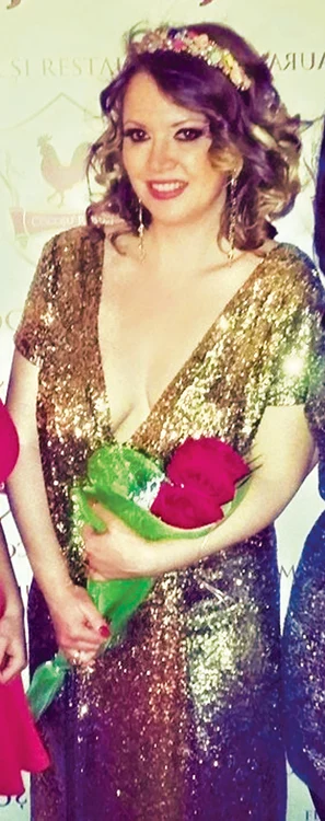 Oana Lis a schimbat  două ţinute: una mulată  pe şunculiţe, alta  cu vedere la sâni