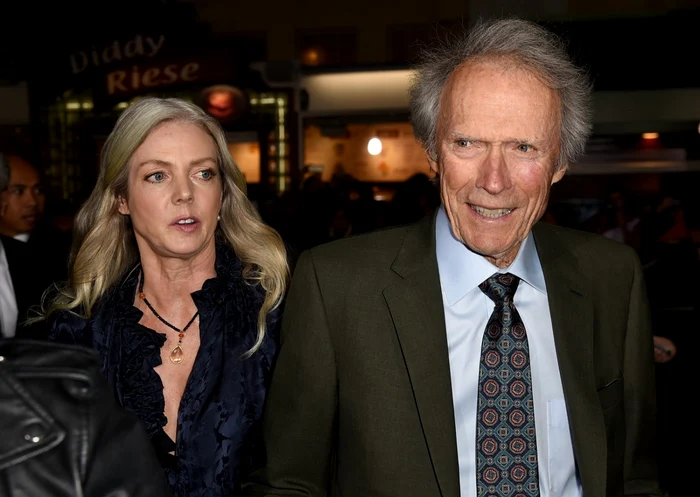 Clint Eastwood şi partenera sa de viaţă, Christina Sandera FOTO Guliver/Getty Images