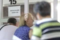 Pensionari discută cu reprezentanții presei și oficialii Caselor de Pensii de care aparțin privind recalcularea pensiei, în București. FOTO Inquam Photos / Octav Ganea