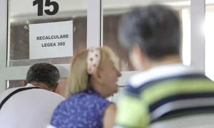 Pensionari discută cu reprezentanții presei și oficialii Caselor de Pensii de care aparțin privind recalcularea pensiei, în București. FOTO Inquam Photos / Octav Ganea