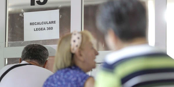 Pensionari discută cu reprezentanții presei și oficialii Caselor de Pensii de care aparțin privind recalcularea pensiei, în București. FOTO Inquam Photos / Octav Ganea