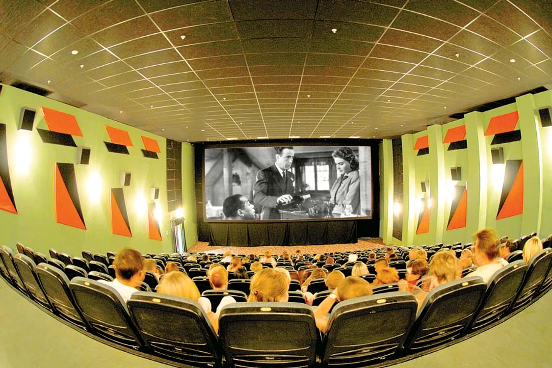 
    Începând cu ora 18.00,  vor rula proiecţii  cinematografice celebre,  spre exemplu “Casablanca” (Fotografii: Click!/doctormacro.com)  