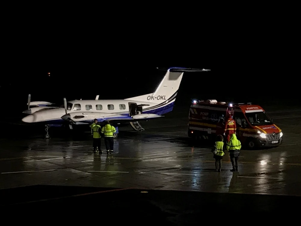 Avionul medical pe pista aeroportului. FOTO: Arhivă personală