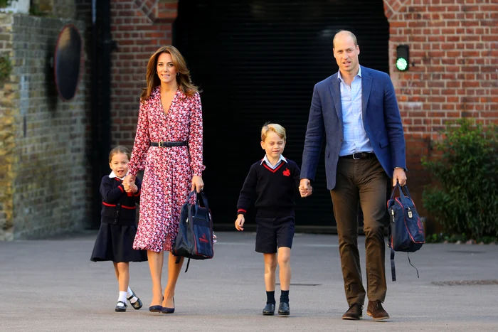 
    Prințesa Charlotte a fost însoțită de ducii de Cambridge și de fratele ei, prințul Georgefoto: Getty Images  