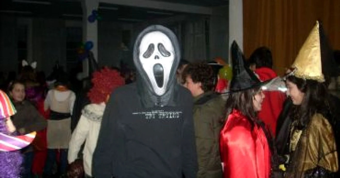 Hunedoara: [VIDEO] Vampiri, vrăjitoare şi stafii au ocupat Colegiul Naţional “Decebal” [GALERIE FOTO]
