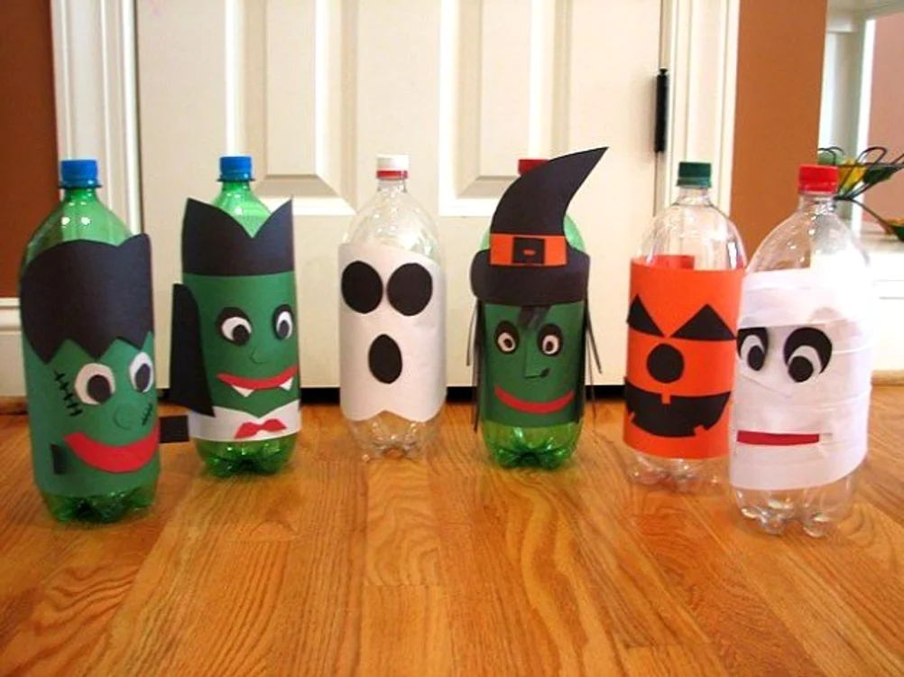 Poți confecționa aceste ornamente de Halloween din sticle de plastic