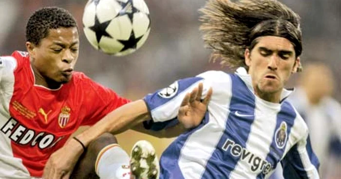 Evra, în duel cu Mendes, în finala Ligii Campionilor din 2004 Foto: reuters