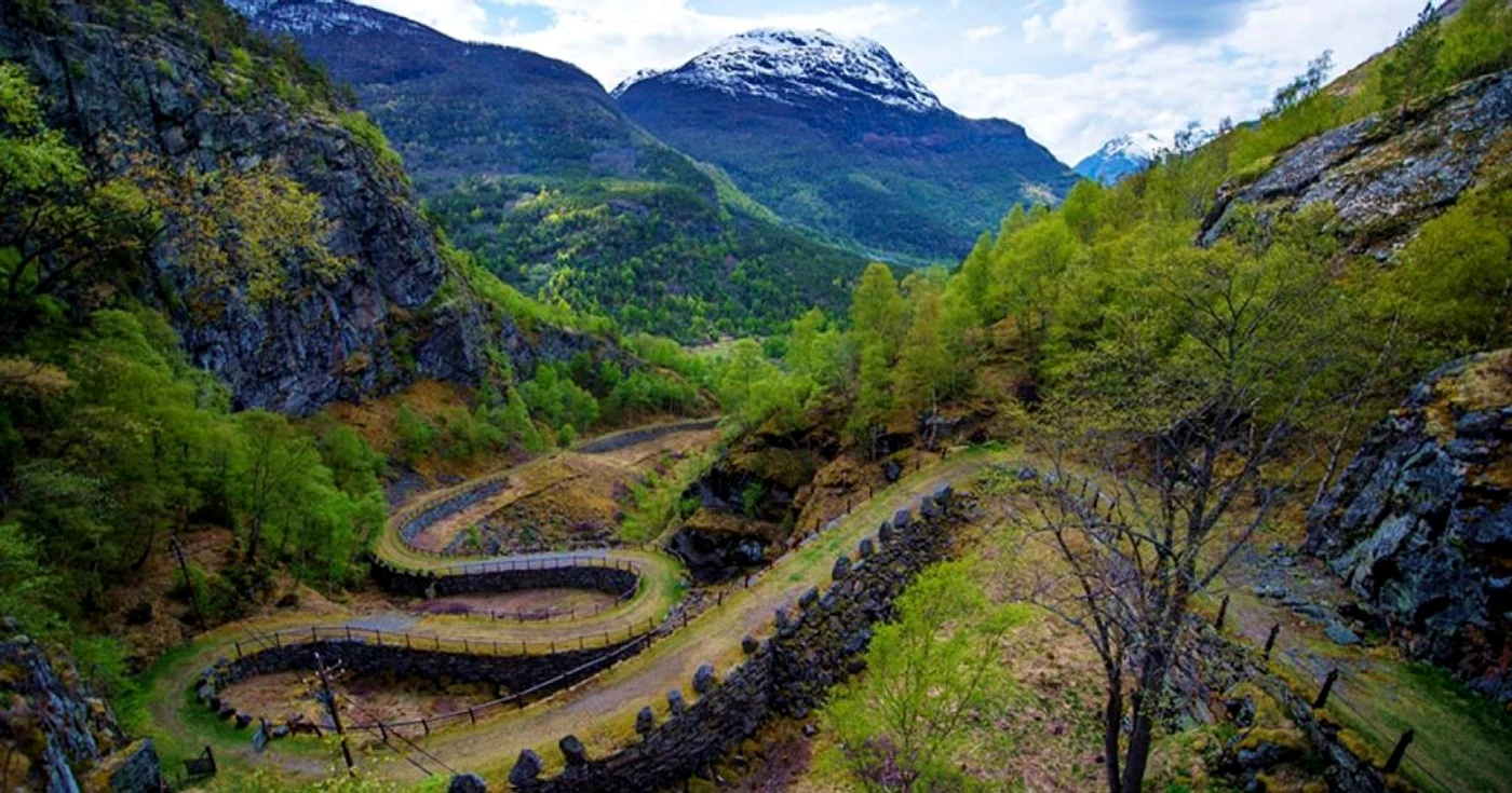 Curiozităţi despre Norvegia. Peisajul natural al Norvegiei este dominat de munţi fără sfârşit şi fiorduri