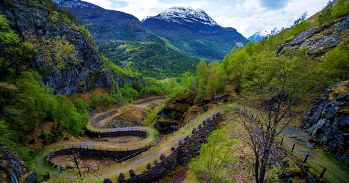 Curiozităţi despre Norvegia. Peisajul natural al Norvegiei este dominat de munţi fără sfârşit şi fiorduri