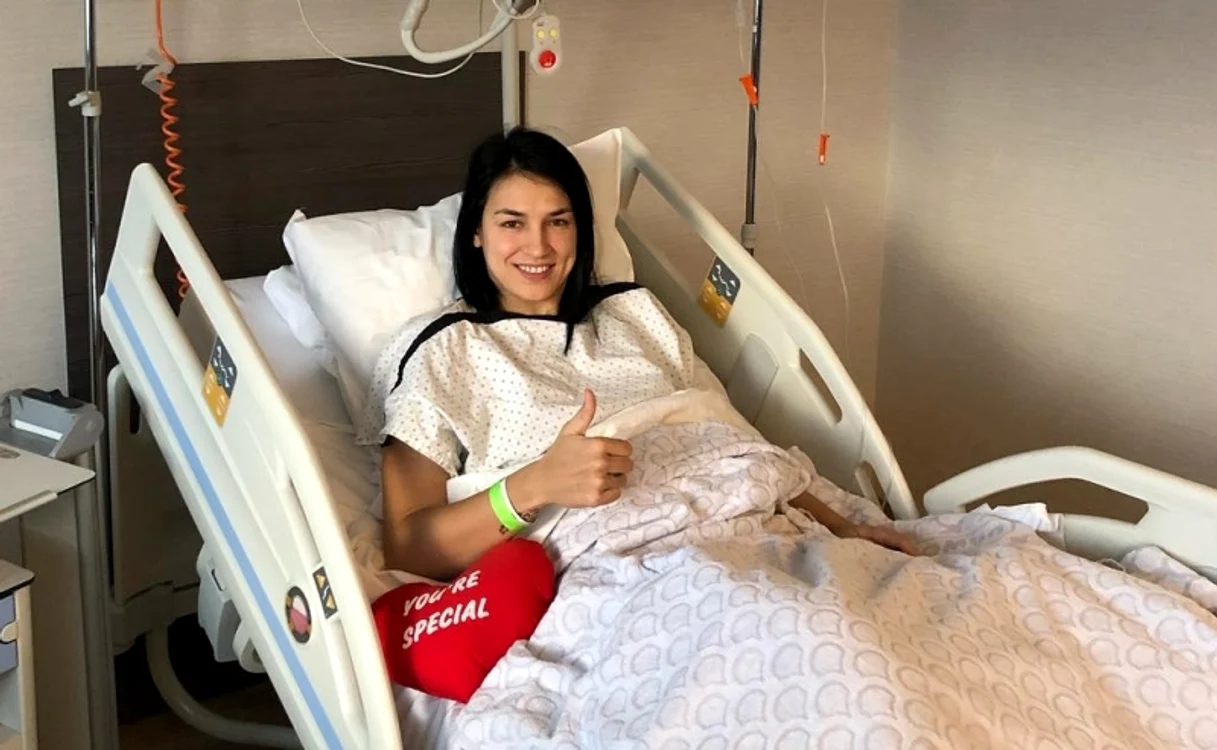 
    Cristina Neagu le-a mulțumit fanilor postând un mesaj din clinica de la AnversFoto: Facebook/CristinaNeagu  