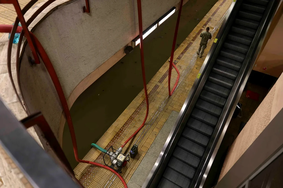 Stația de metrou Piața Victoriei 2 s-a redeschis după aproape 28 de ore. 