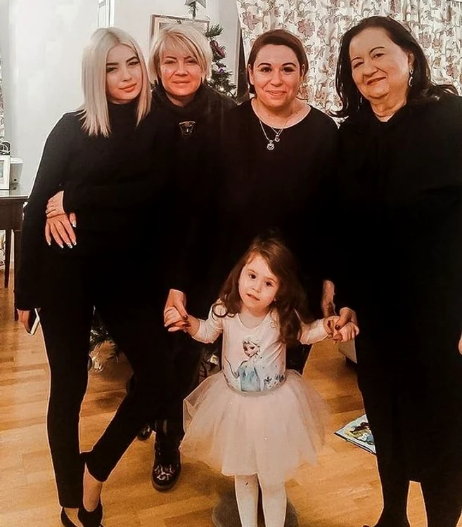 Oana Roman își duce mama la doctor ori de câte ori este nevoiefoto: arhiva personală/Facebook