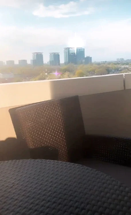 
    Apartamentul  cumpărat în blocul de  fițe are o priveliște  superbă din balcon  