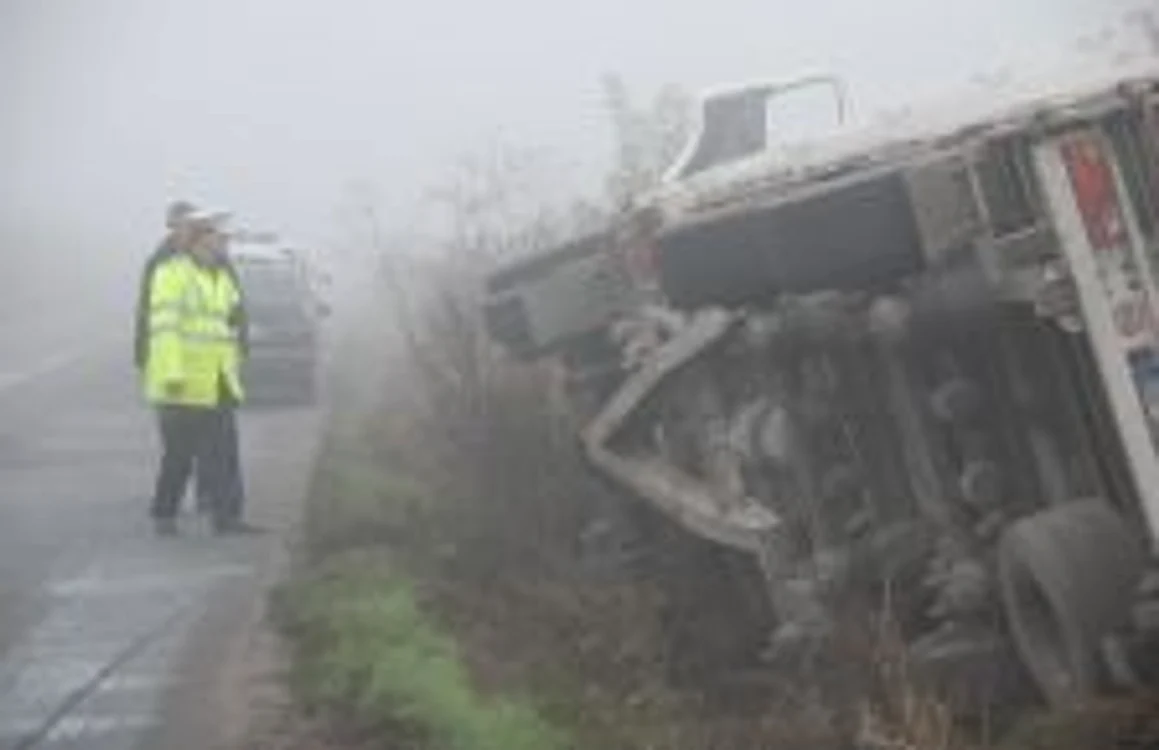 Tirul a stat în şant aproximativ şase ore, până la sosirea unei macarale.
