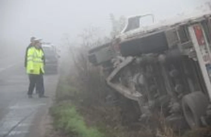 Tirul a stat în şant aproximativ şase ore, până la sosirea unei macarale.