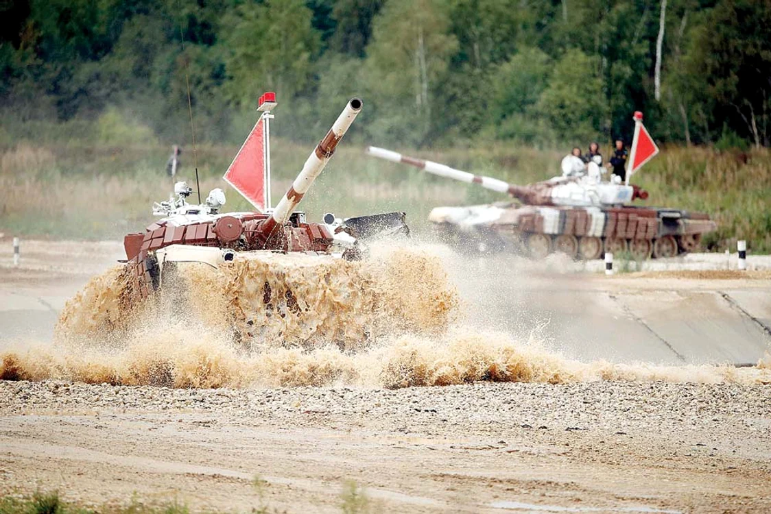 
    Când ai aproape 7 tone, nu te sperie o băltoacăFoto: Reuters  