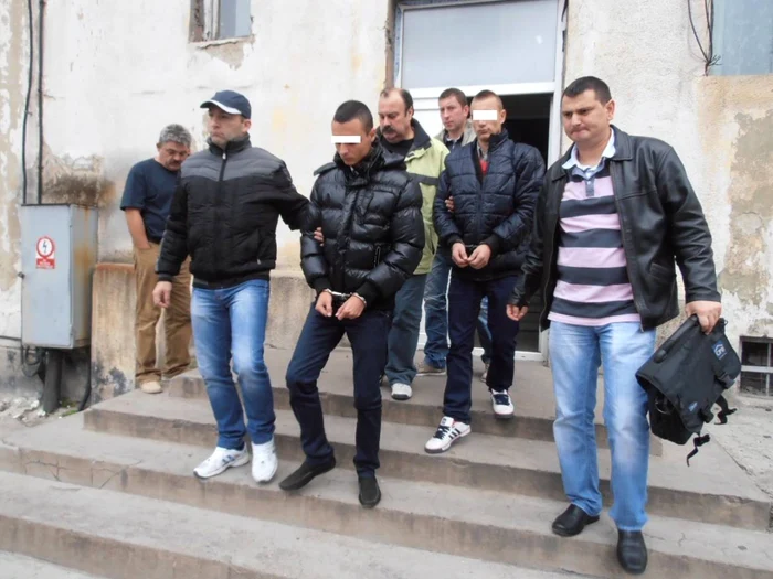 Cei doi escroci au fost reţinuţi şi vor fi înfăţişaţi instanţei Judecătoriei Petroşani.