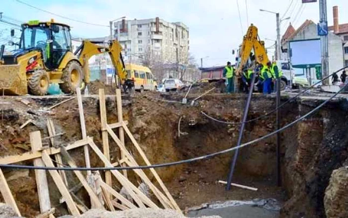 Şantierul deschis pe bulevardul Independenţei din Iaşi pentru construirea pasajului subteran FOTO Adevărul