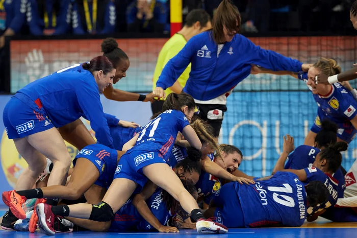 Handbalistele Franței jubilează după victoria in extremis cu Danemarca / Foto: EPA-EFE