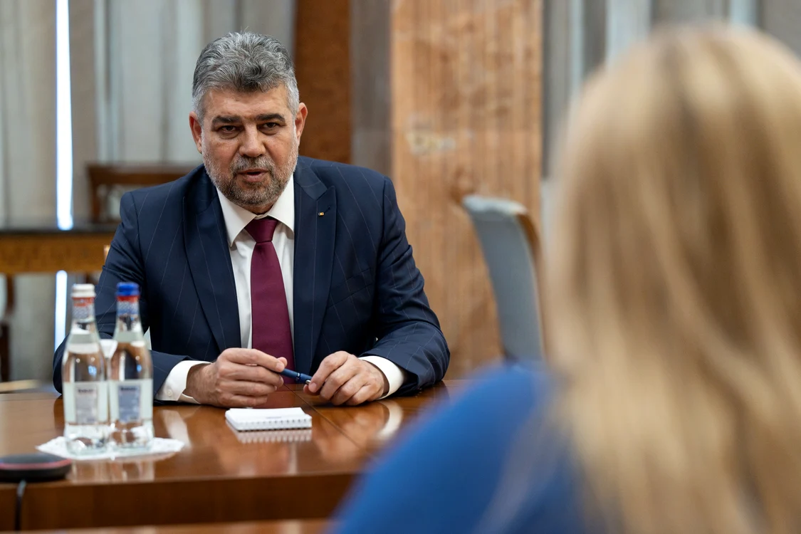 Marcel Ciolacu a sărutat-o pe obraji pe Diana Șosoacă la întâmpinarea delegației SOS Foto: Gov.ro